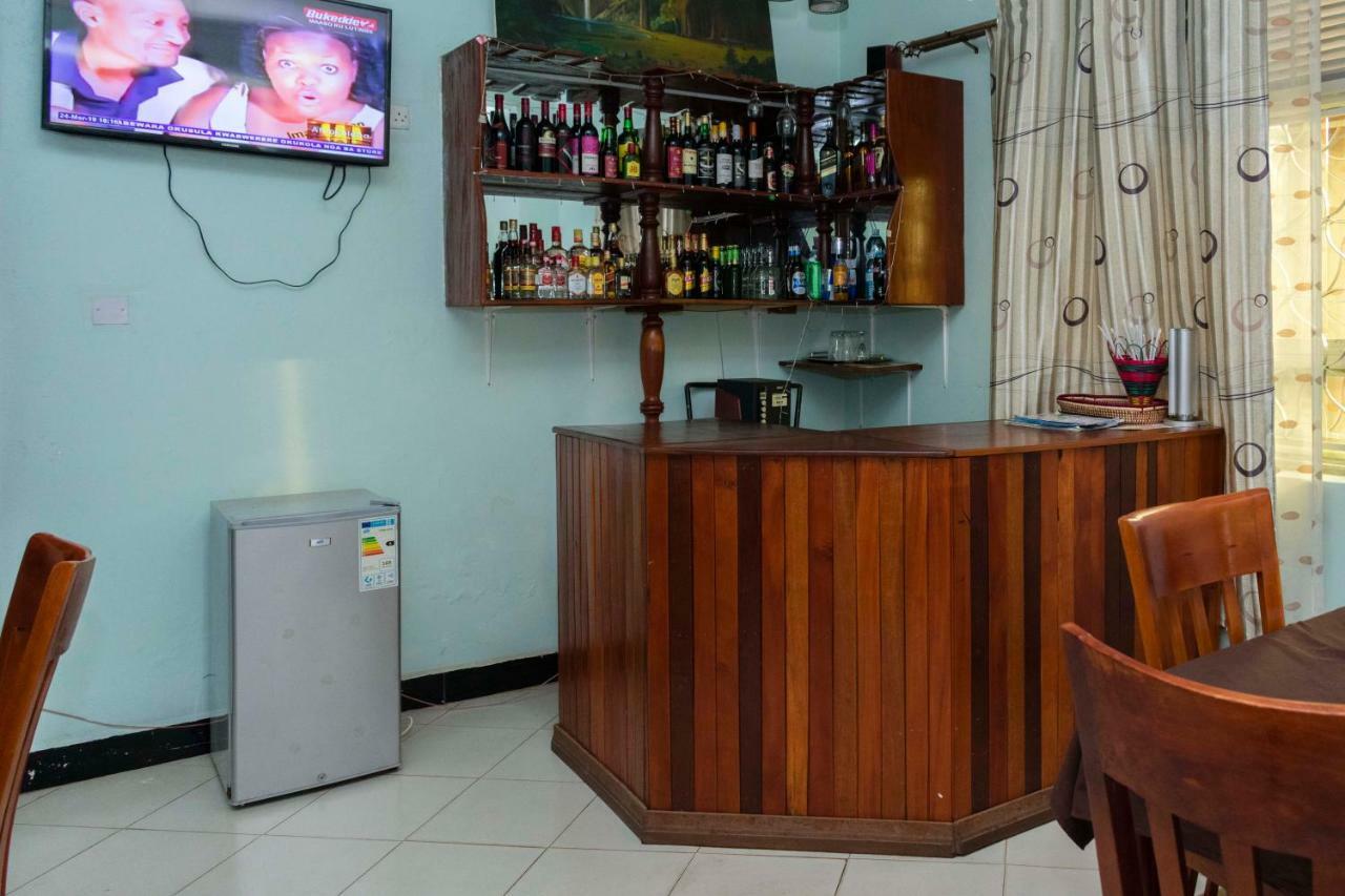 Relief Motel Fort Portal Eksteriør billede