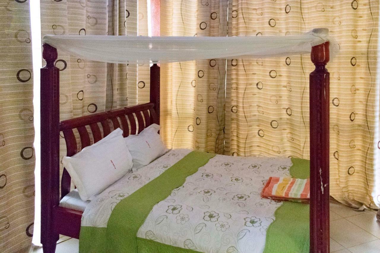 Relief Motel Fort Portal Eksteriør billede